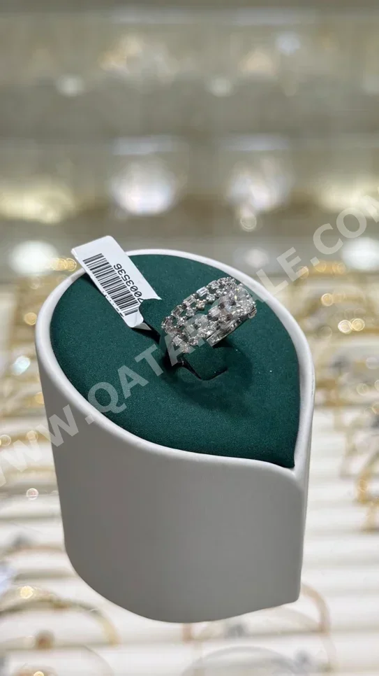 الذهب خاتم  ايطاليا  نسائي  حسب القطعة ( ديزاينرز)  مع الحجر  ضمان الصيانة  توصيل مجاني  ذهب ابيض  عيار 18