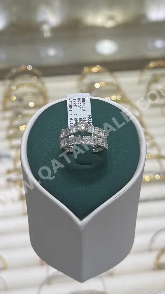 الذهب خاتم  ايطاليا  نسائي  حسب القطعة ( ديزاينرز)  مع الحجر  ضمان الصيانة  توصيل مجاني  ذهب ابيض  عيار 18