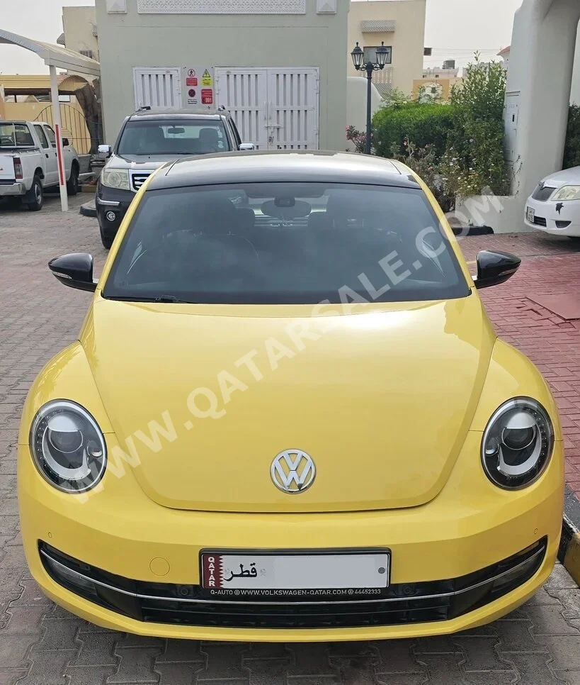 فوكس واغن بيتل توربو 2015 اوتوماتيك 45,000 كم 4 سلندر دفع كلي مستمر هاتشباك أصفر