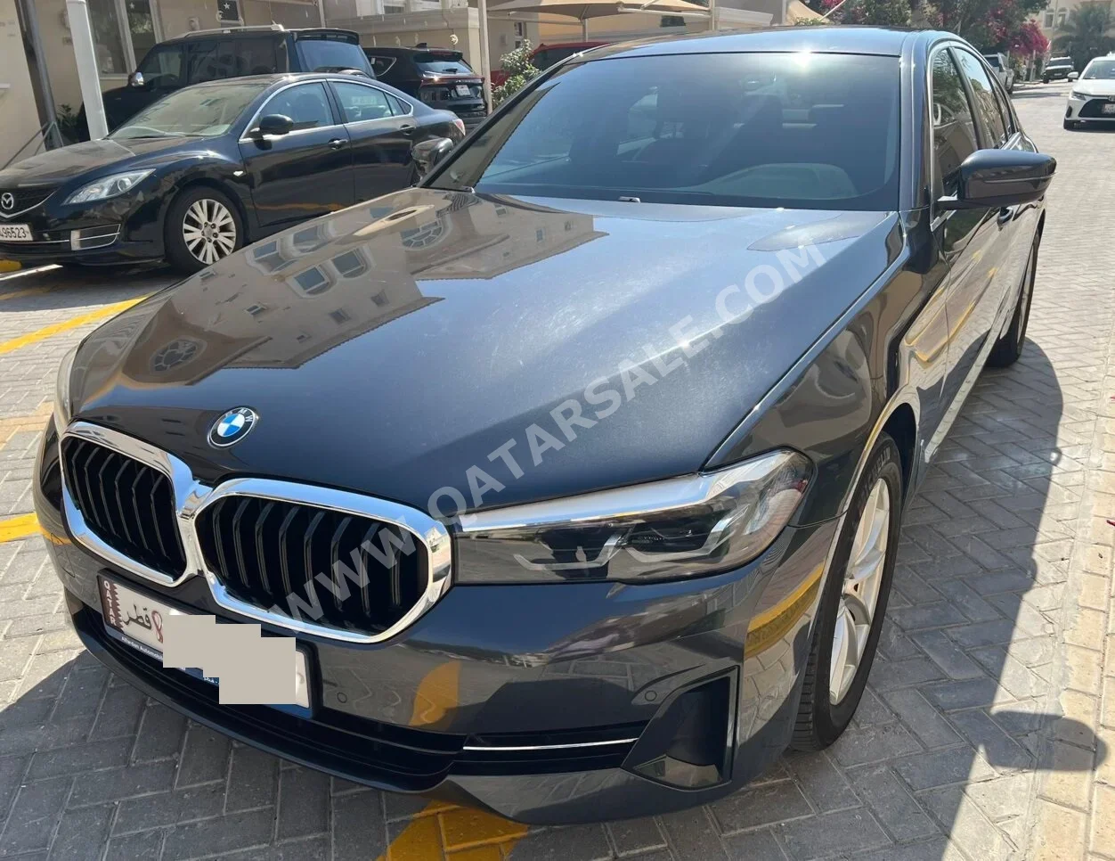 بي ام دبليو الفئة - الخامسة 520i 2023 اوتوماتيك 34,000 كم 4 سلندر دفع خلفي سيدان أسود تحت الضمان