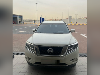 نيسان  باثفايندر  اس في  2016  اوتوماتيك  111,000 كم  6 سلندر  دفع رباعي  اس يو في  أبيض
