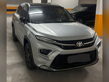 تويوتا  اوربان كروزر  2024  اوتوماتيك  23,500 كم  4 سلندر  سحب امامي  اس يو في  أسود و رمادي  تحت الضمان
