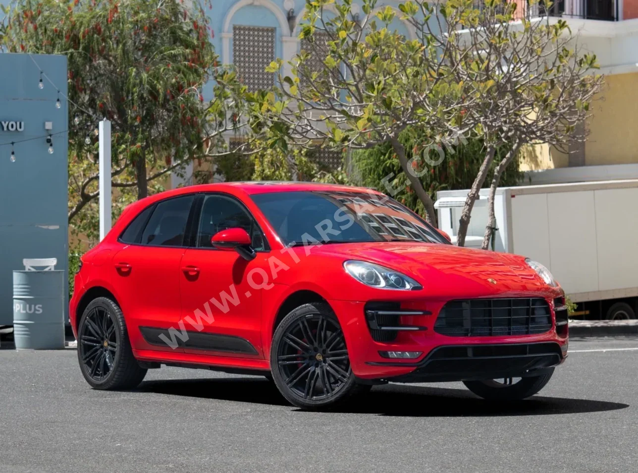 بورش ماكان توربو 2015 اوتوماتيك 118,000 كم 6 سلندر دفع رباعي اس يو في أحمر