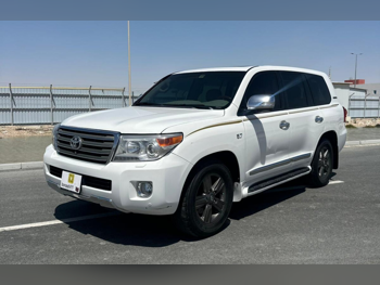 تويوتا  لاند كروزر  في اكس ار  2013  اوتوماتيك  437,158 كم  8 سلندر  دفع رباعي  اس يو في  أبيض