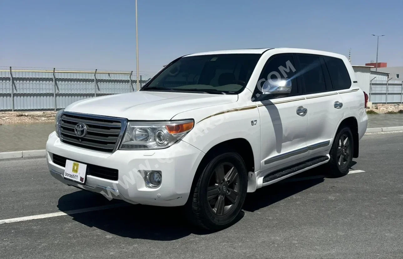 تويوتا لاند كروزر في اكس ار 2013 اوتوماتيك 437,158 كم 8 سلندر دفع رباعي اس يو في أبيض