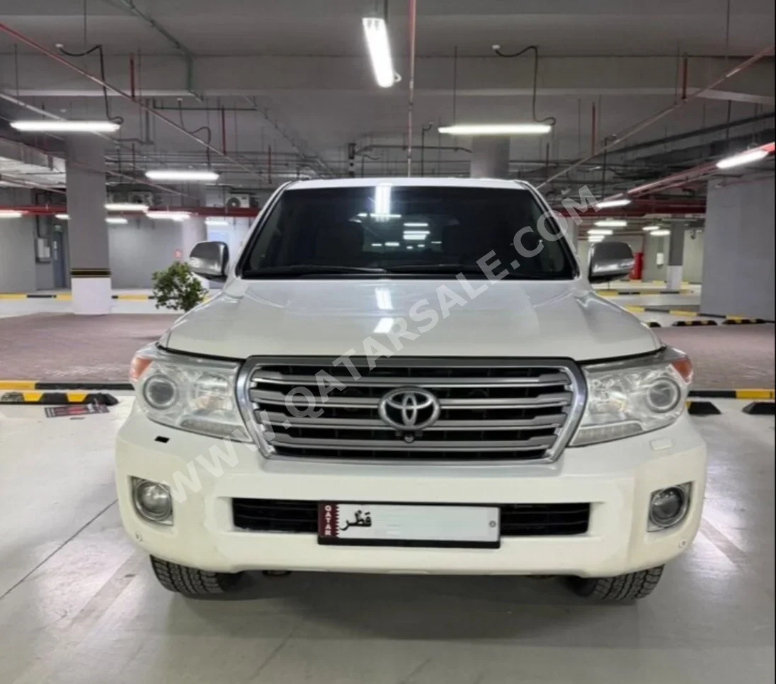 تويوتا  لاند كروزر  في اكس ار  2013  اوتوماتيك  322,000 كم  8 سلندر  دفع رباعي  اس يو في  أبيض