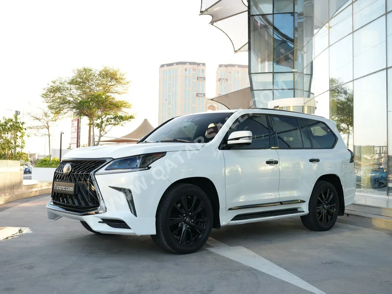 Lexus  LX  570 S  2017  Automatic  83,000 Km  8 Cylinder  Four Wheel Drive (4WD)  SUV  White