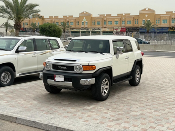 تويوتا  إف جي كروزر  2017  اوتوماتيك  180,000 كم  6 سلندر  دفع رباعي  اس يو في  أبيض