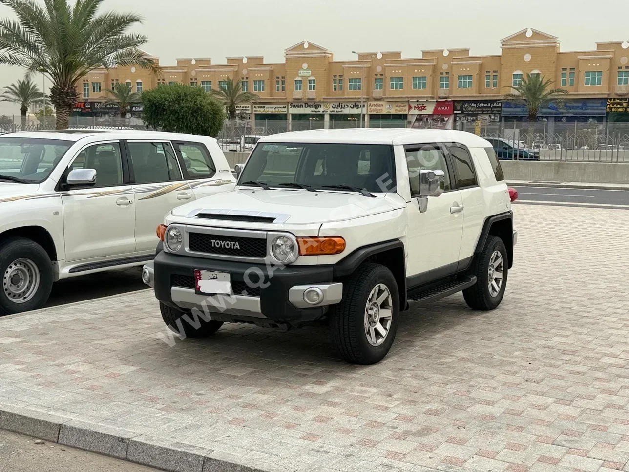 Toyota  FJ Cruiser  2017  Automatic  180,000 Km  6 Cylinder  Four Wheel Drive (4WD)  SUV  White