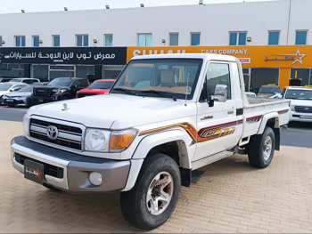 تويوتا  لاند كروزر  ال اكس  2022  عادي  113,135 كم  6 سلندر  دفع رباعي  بيكب  أبيض