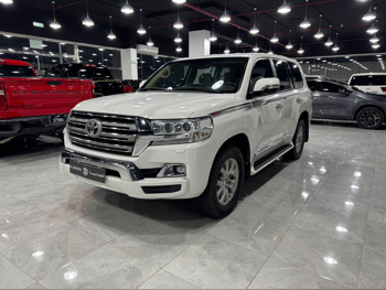 تويوتا  لاند كروزر  جي اكس ار  2021  اوتوماتيك  175,000 كم  8 سلندر  دفع رباعي  اس يو في  أبيض