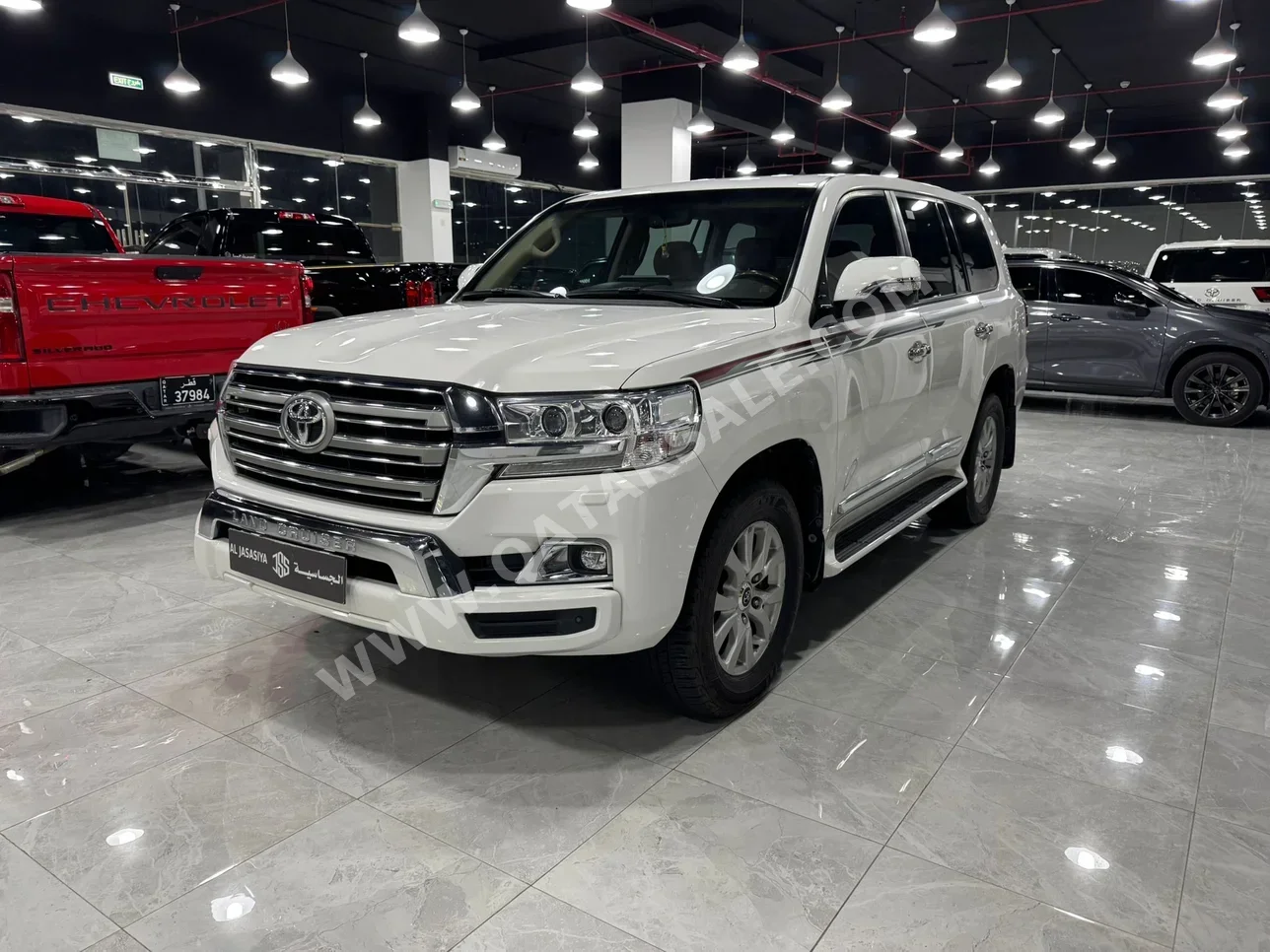 تويوتا  لاند كروزر  جي اكس ار  2021  اوتوماتيك  175,000 كم  8 سلندر  دفع رباعي  اس يو في  أبيض