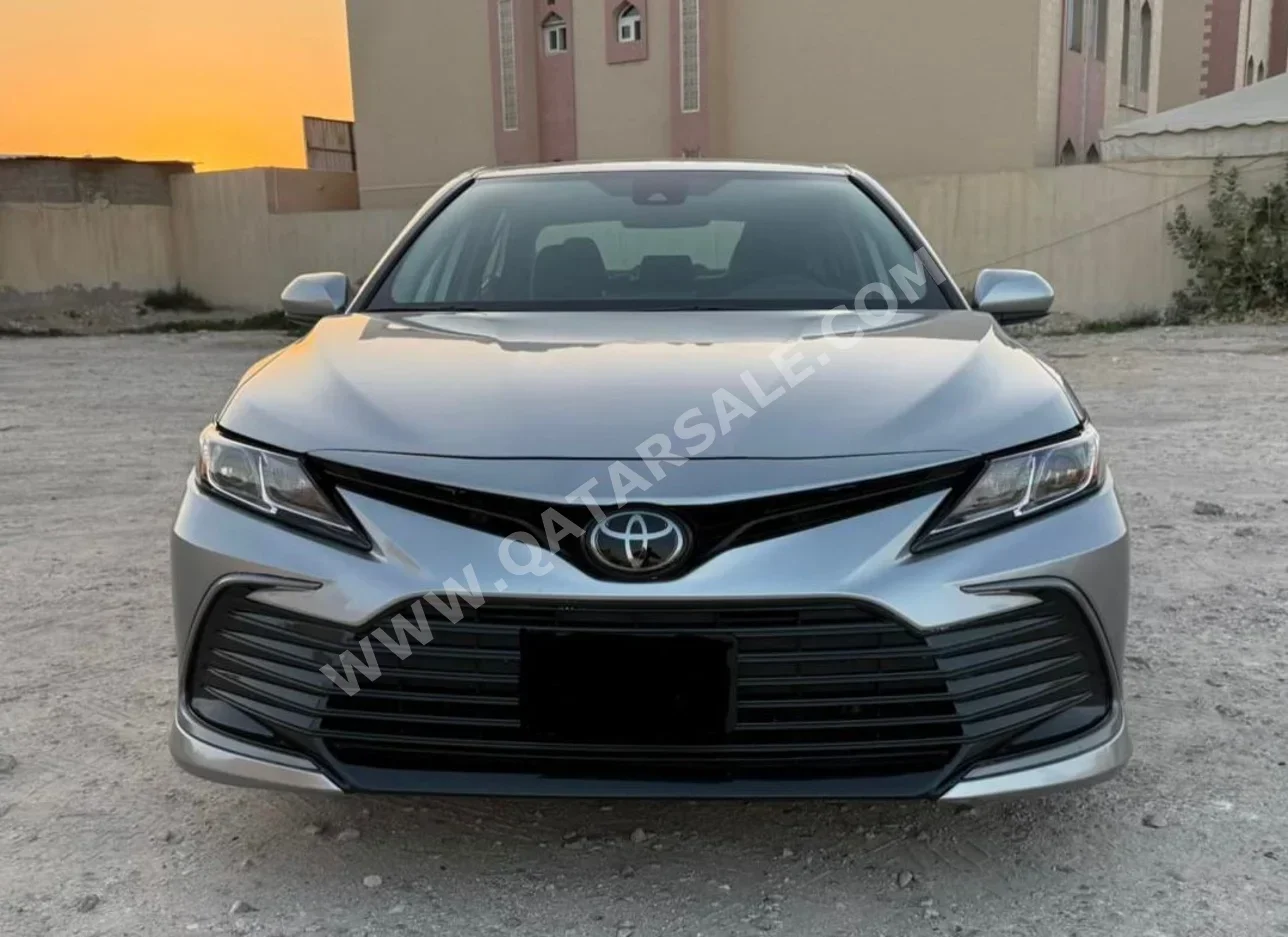 تويوتا  كامري  أل اي  2023  اوتوماتيك  45,550 كم  4 سلندر  سحب امامي  سيدان  فضي