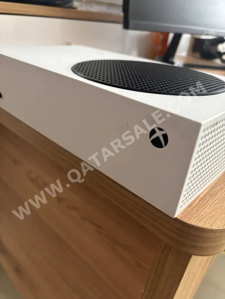 اجهزة العاب الفديو - مايكروسوفت  - اكس بوكس  سيرسز اس  - 500 جيجابايت  -تشمل أجهز تحكم: 1
