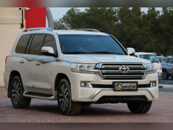 Toyota  Land Cruiser  VXS  2016  Automatic  275,000 Km  8 Cylinder  Four Wheel Drive (4WD)  SUV  Pearl