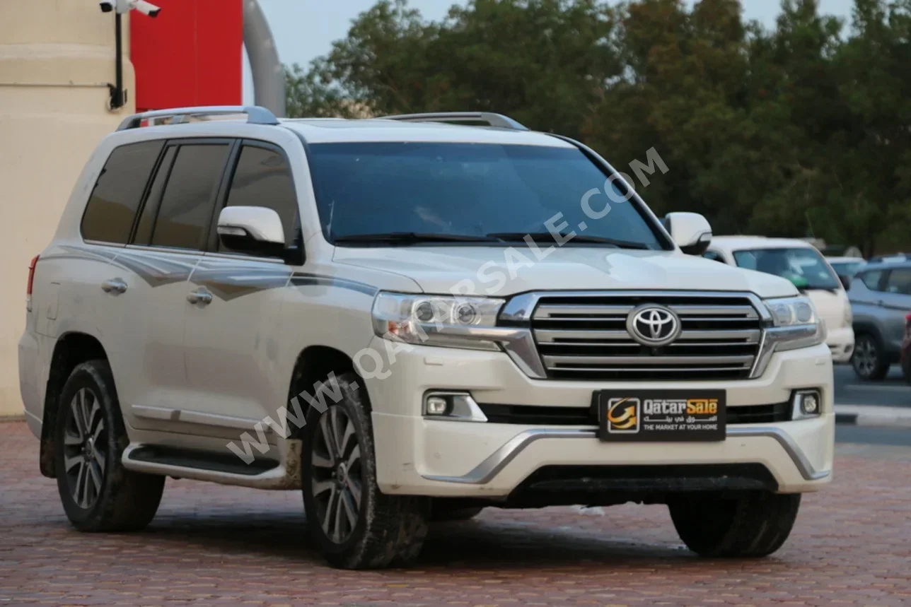 Toyota  Land Cruiser  VXS  2016  Automatic  275,000 Km  8 Cylinder  Four Wheel Drive (4WD)  SUV  Pearl