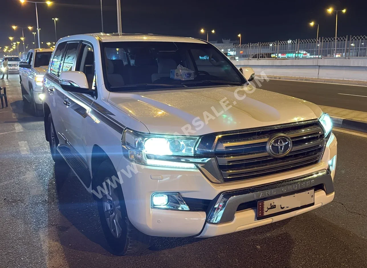 تويوتا  لاند كروزر  جي اكس ار  2016  اوتوماتيك  266,000 كم  8 سلندر  دفع رباعي  اس يو في  أبيض