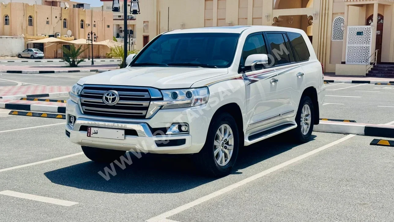تويوتا  لاند كروزر  جي اكس ار  2018  اوتوماتيك  225,000 كم  8 سلندر  دفع رباعي  اس يو في  أبيض