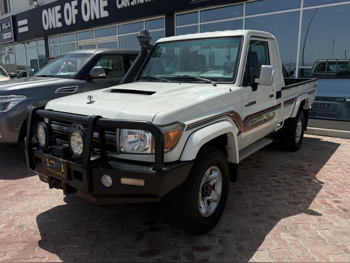 تويوتا  لاند كروزر  ال اكس  2017  عادي  249,000 كم  6 سلندر  دفع رباعي  بيكب  أبيض