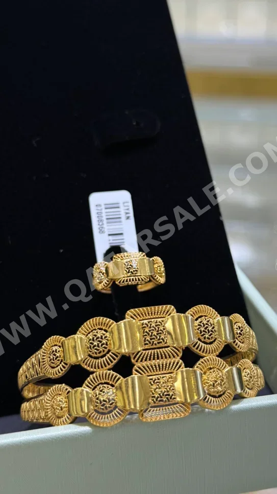 الذهب اساور  البحرين  نسائي  حسب الوزن  18.04 غرام  بدون حجر  ضمان الصيانة  توصيل مجاني  ذهب أصفر  عيار 21