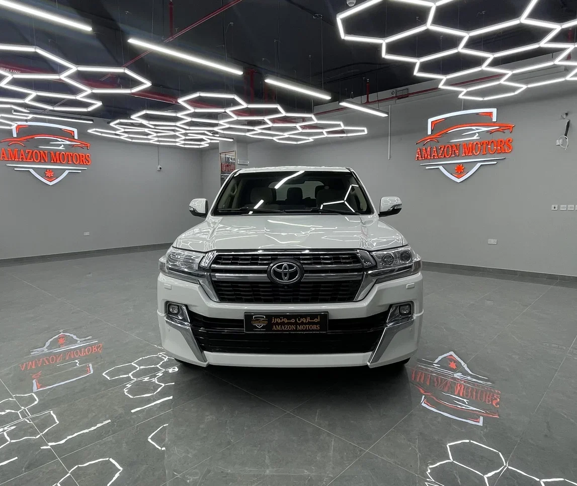 تويوتا  لاند كروزر  في اكس ار  2017  اوتوماتيك  164,000 كم  8 سلندر  دفع رباعي  اس يو في  أبيض
