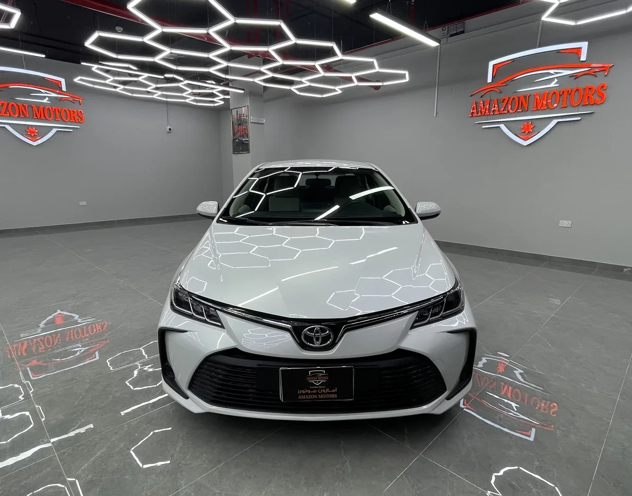 تويوتا كورولا اكس ال اي 2023 اوتوماتيك 75,000 كم 4 سلندر سحب امامي سيدان أبيض