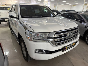 Toyota  Land Cruiser  VXR  2016  Automatic  317,000 Km  8 Cylinder  Four Wheel Drive (4WD)  SUV  White