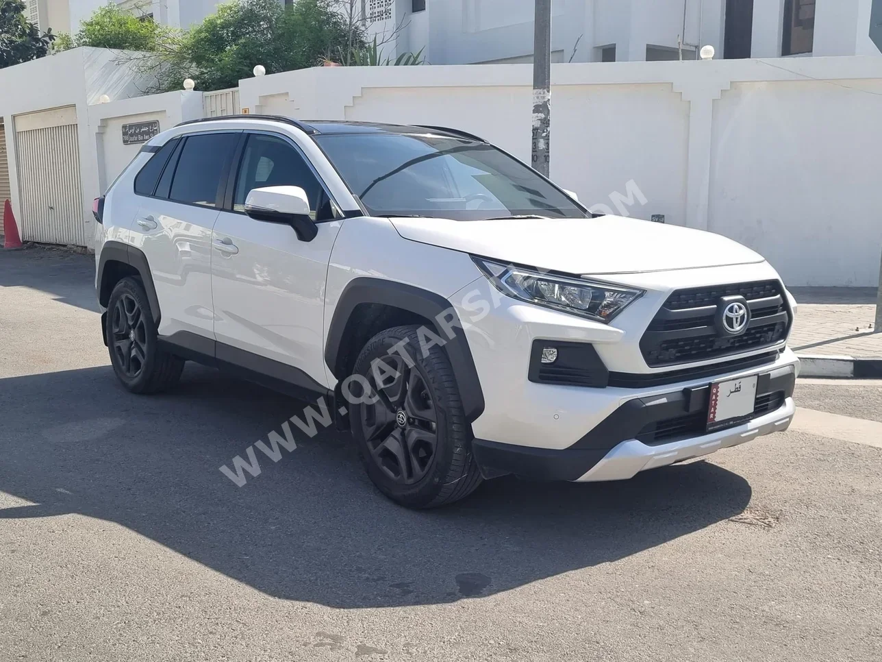 Toyota  Rav 4  2023  Automatic  32,000 Km  4 Cylinder  Four Wheel Drive (4WD)  SUV  White