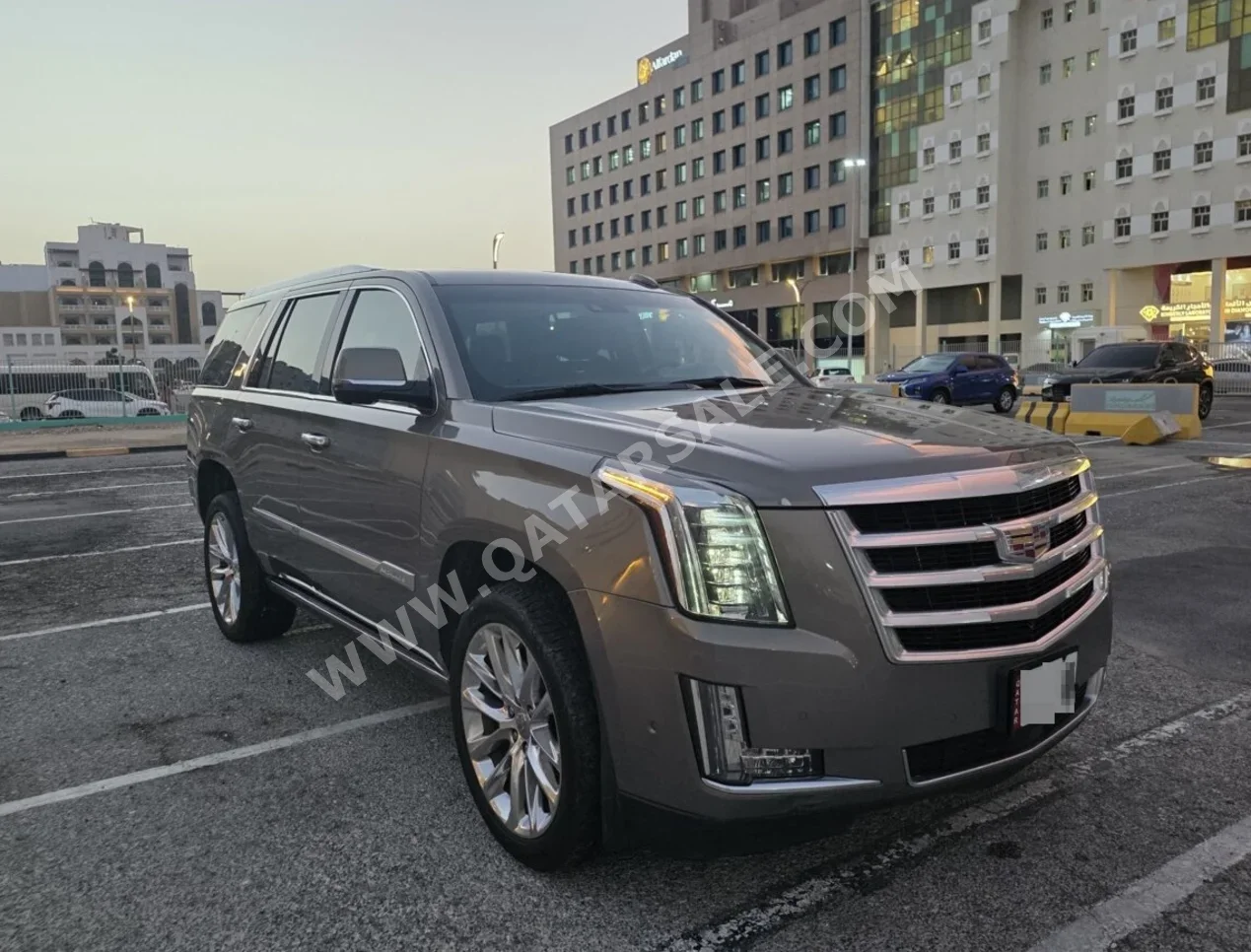 كاديلاك  اسكيليد  2019  اوتوماتيك  220,000 كم  8 سلندر  دفع رباعي  اس يو في  رمادي