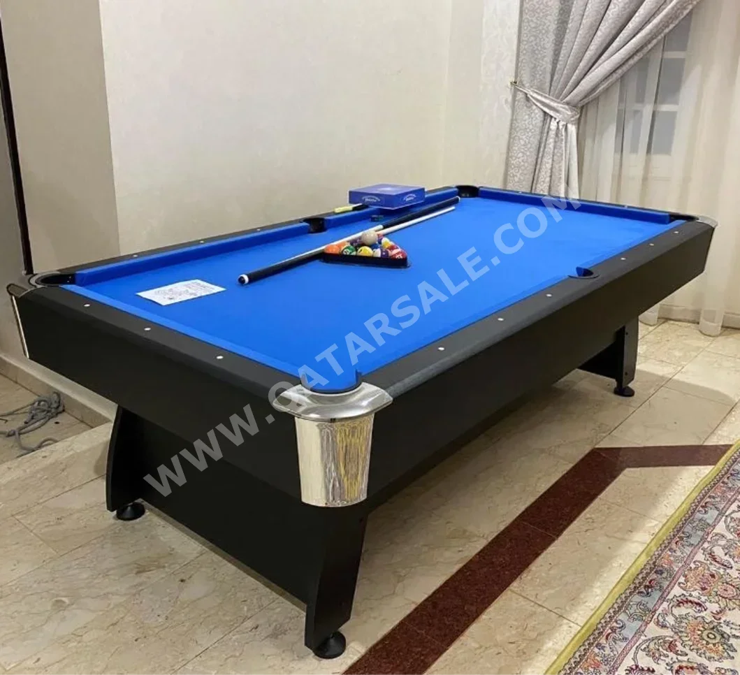 ازرق  طاولة بلياردو