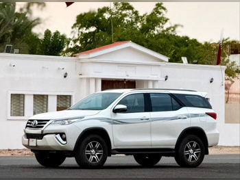 تويوتا  فورشنر  2020  اوتوماتيك  122,000 كم  4 سلندر  دفع رباعي  اس يو في  أبيض لؤلؤي