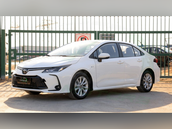 تويوتا  كورولا  هايبرد  2025  اوتوماتيك  0 كم  4 سلندر  سحب امامي  سيدان  أبيض