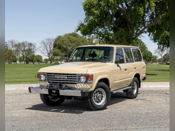 تويوتا  لاند كروزر  جي  1984  عادي  241,000 كم  6 سلندر  دفع رباعي  كلاسك  بيج