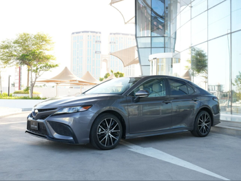 تويوتا  كامري  اس اي  2023  اوتوماتيك  55,000 كم  4 سلندر  سحب امامي  سيدان  رمادي