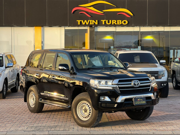 Toyota  Land Cruiser  GXR  2016  Automatic  272,000 Km  8 Cylinder  Four Wheel Drive (4WD)  SUV  Black