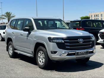 تويوتا  لاند كروزر  جي اكس  2025  اوتوماتيك  14,000 كم  6 سلندر  دفع رباعي  اس يو في  فضي  تحت الضمان