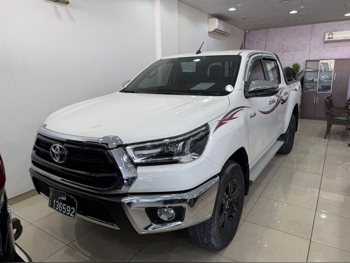 Toyota  Hilux  2025  Automatic  10,000 Km  4 Cylinder  Four Wheel Drive (4WD)  Pick Up  White  With Warranty