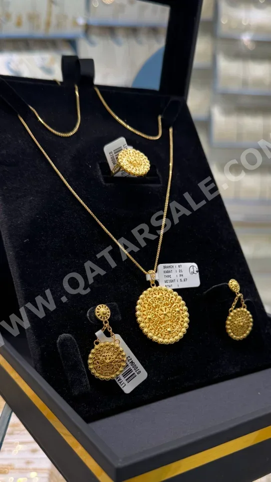 الذهب بدون حجر  نسائي  17.3 غرام  طقم  ضمان الصيانة  توصيل مجاني  البحرين  حسب الوزن  ذهب أصفر  عيار 21