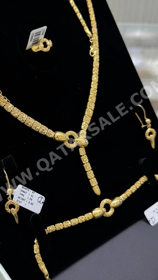 الذهب طقم  البحرين  نسائي  حسب الوزن  28.32 غرام  بدون حجر  ضمان الصيانة  توصيل مجاني  ذهب أصفر  عيار 21