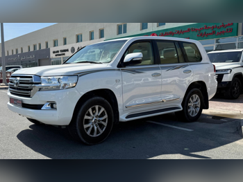 تويوتا  لاند كروزر  في اكس ار  2017  اوتوماتيك  355,000 كم  8 سلندر  دفع رباعي  اس يو في  أبيض