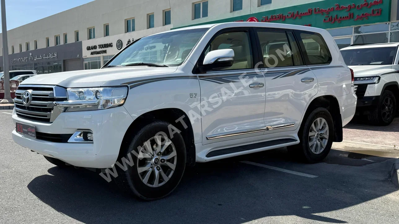 تويوتا  لاند كروزر  في اكس ار  2017  اوتوماتيك  355,000 كم  8 سلندر  دفع رباعي  اس يو في  أبيض