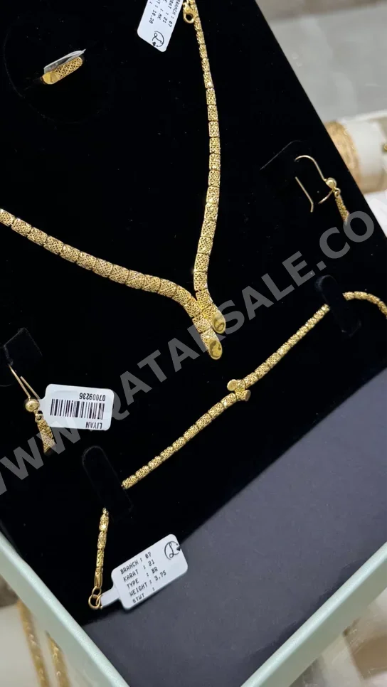 الذهب طقم  البحرين  نسائي  حسب الوزن  17.05 غرام  بدون حجر  ضمان الصيانة  توصيل مجاني  ذهب أصفر  عيار 21