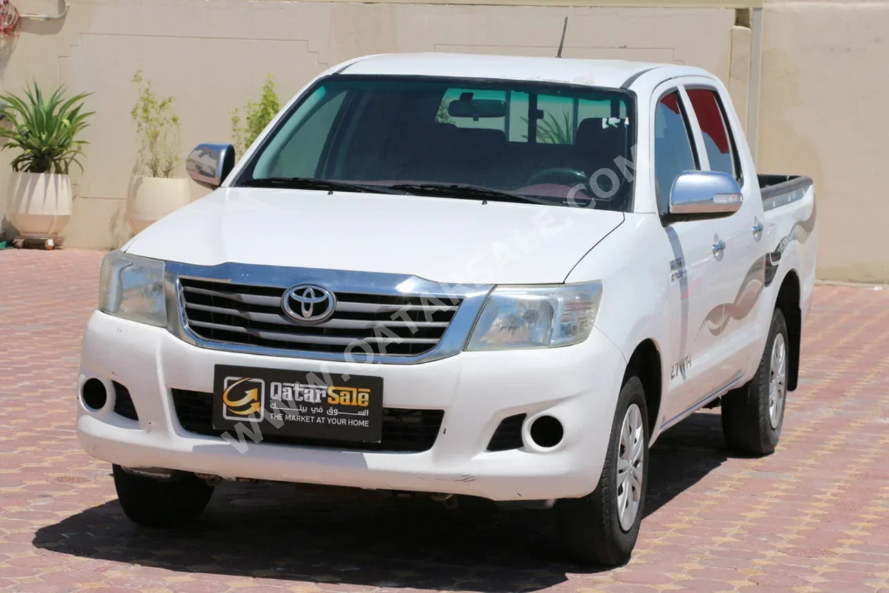 تويوتا  هاي لوكس  2013  عادي  240,000 كم  4 سلندر  دفع رباعي  بيكب  أبيض