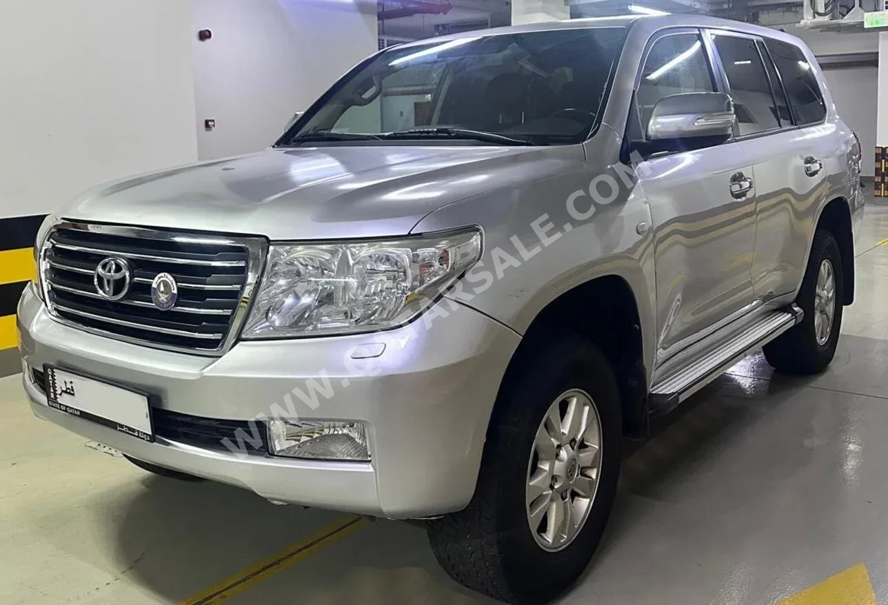 تويوتا  لاند كروزر  جي اكس ار  2010  اوتوماتيك  270,000 كم  6 سلندر  دفع رباعي  اس يو في  فضي