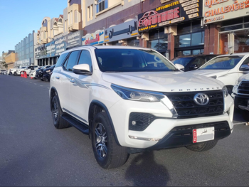 تويوتا  فورشنر  اس ار 5  2022  اوتوماتيك  132,000 كم  6 سلندر  دفع رباعي  اس يو في  أبيض