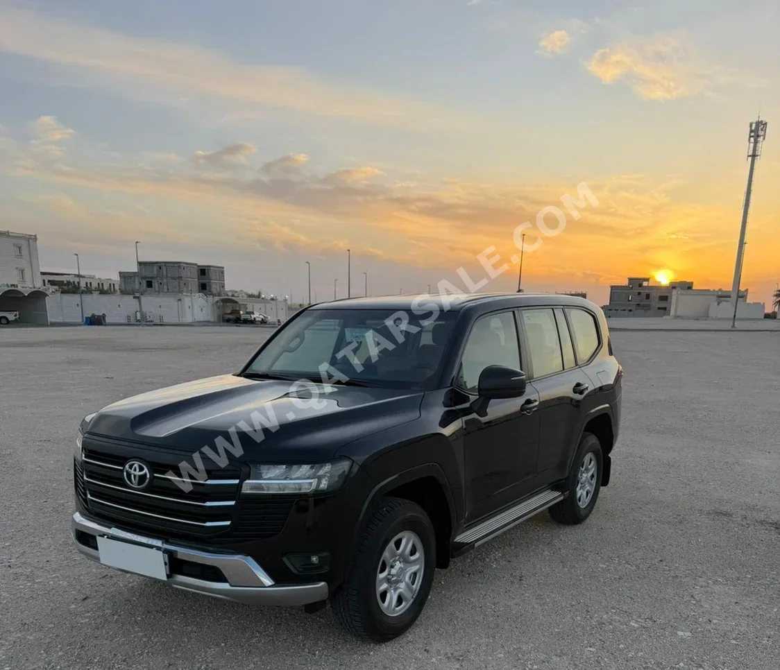 تويوتا  لاند كروزر  جي اكس  2025  اوتوماتيك  22,600 كم  6 سلندر  دفع رباعي  اس يو في  أسود  تحت الضمان