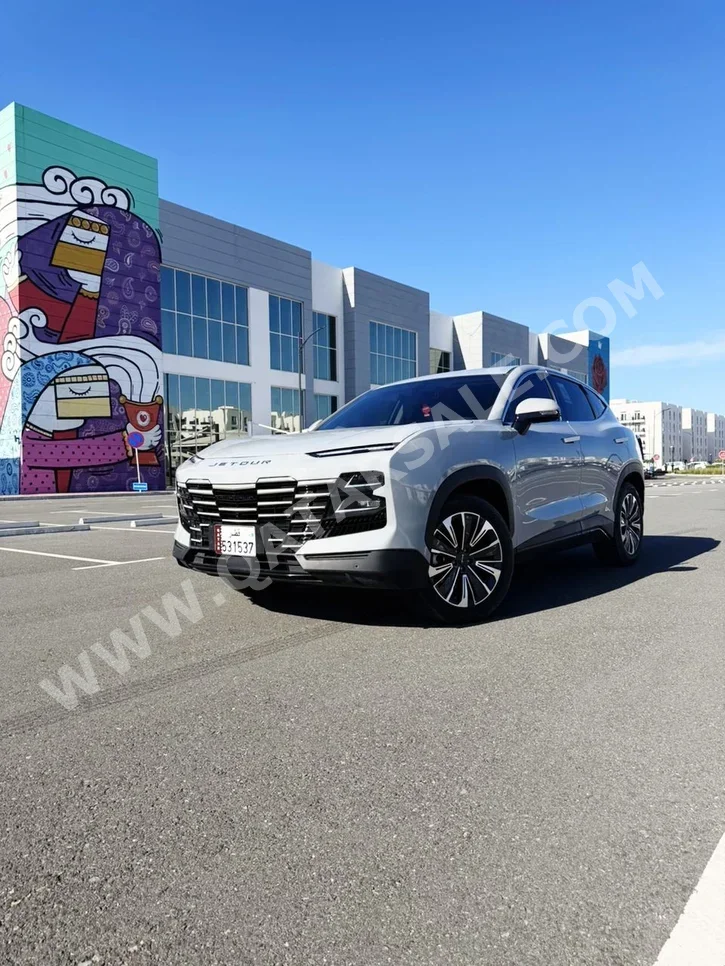 Jetour  Dashing  Luxury  2025  Automatic  21,000 Km  4 Cylinder  Four Wheel Drive (4WD)  SUV  Gray and Silver  With Warranty