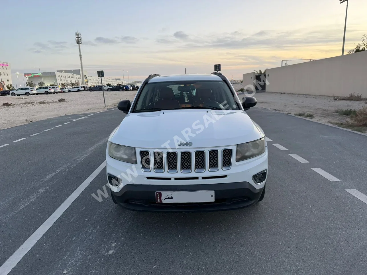 جييب  كومباس  2016  اوتوماتيك  98,000 كم  4 سلندر  دفع رباعي  اس يو في  أبيض