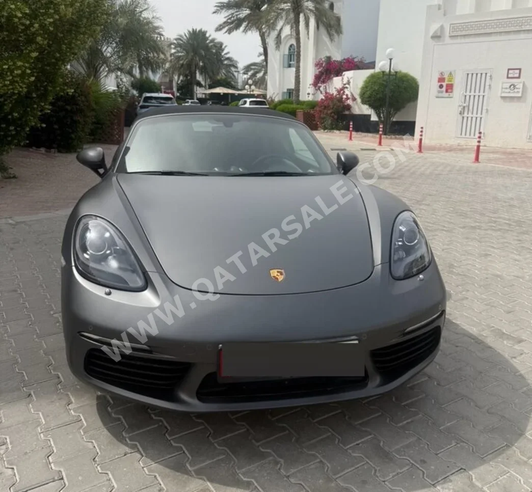 بورش  بوكستر  اس  2017  اوتوماتيك  80,000 كم  4 سلندر  دفع خلفي  كشف  اسود مطفي