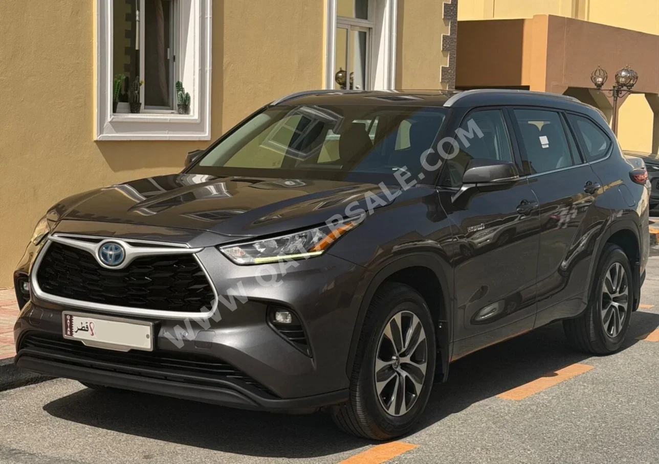 تويوتا هاي لاندر هايبرد 2022 اوتوماتيك 124,000 كم 4 سلندر دفع كلي مستمر اس يو في رمادي